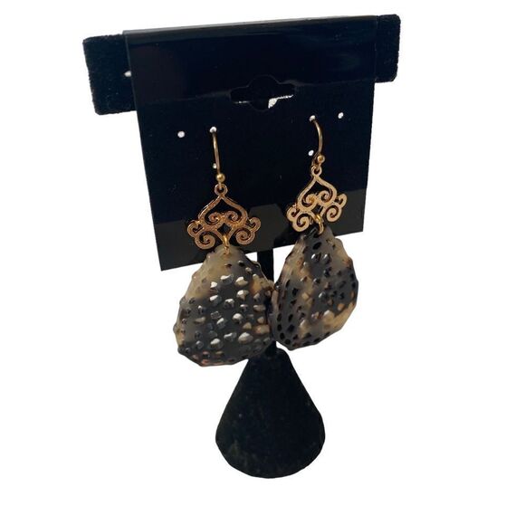 Vintage Earth Tone Lace Inspired Lightweight Tear Drop Earrings. - Picture 2 of 6